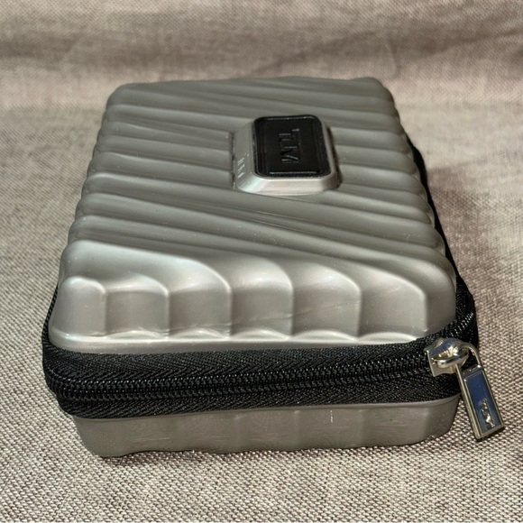TUMI FOR DELTA HARDSHELL ZIPPERED AMENITY CASE - Picture 3 of 8
